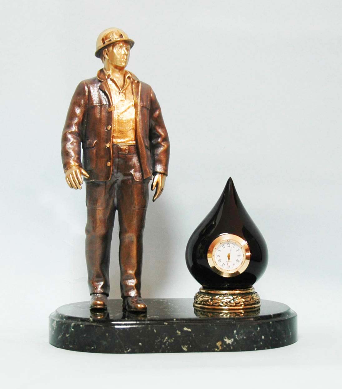 Статуэтка-часы "Рабочий нефтяной промышленности"