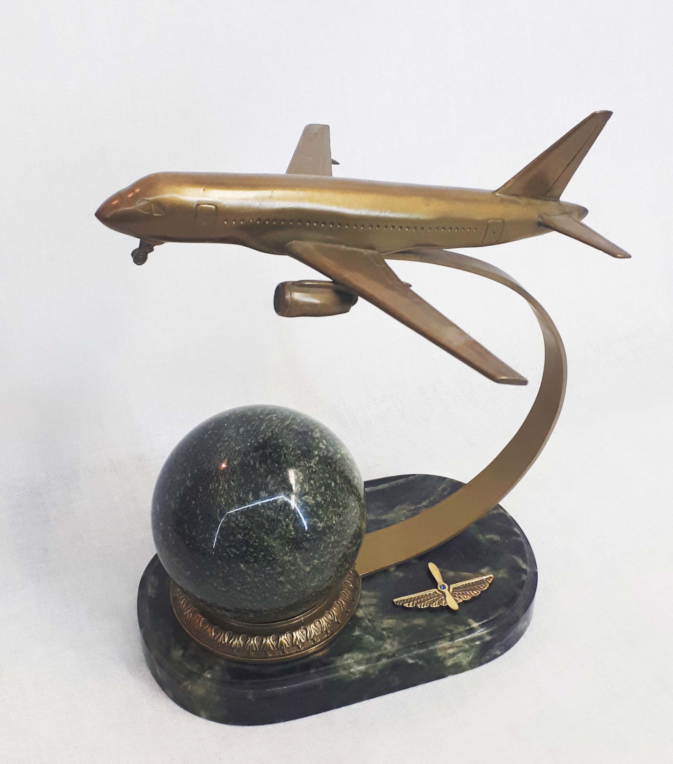 Сувенир "Самолет гражданской авиации" (самолет собран из 8 деталей) (шар)